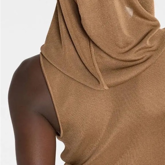 Yves Saint Laurent Sleeveless Hooded Top in a Thin Ribbed Knit with a Cowl Neck. - Picture 7 of 8